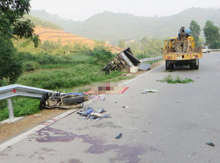 Đấu đầu xe máy, xe tải lao xuống ruộng, ba người gặp nạn