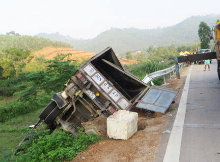 Đấu đầu xe máy, xe tải lao xuống ruộng, ba người gặp nạn