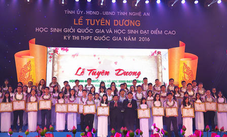 Tặng hơn 1 tỷ đồng cho 137 học sinh giỏi xứ Nghệ