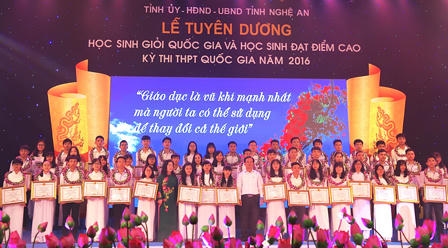 Tặng hơn 1 tỷ đồng cho 137 học sinh giỏi xứ Nghệ