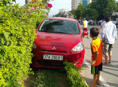 Fortuner tông đuôi xe con văng qua giải phân cách