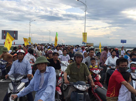 Phó Thủ tướng Vương Đình Huệ dự lễ khánh thành cầu bắc qua sông Lam 