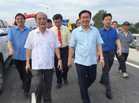 Phó Thủ tướng Vương Đình Huệ dự lễ khánh thành cầu bắc qua sông Lam 