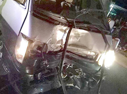 Xe máy đâm dúm đầu xe khách, 3 thanh niên chết tại hiện trường