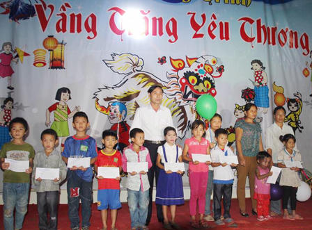 Rclub Nghệ An đồng hành cùng nhà hảo tâm mang Trung thu đến trẻ em nghèo 