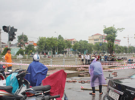 Mưa lớn kéo dài, mặt đường sụt lún hơn 20m2