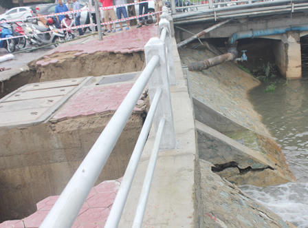 Mưa lớn kéo dài, mặt đường sụt lún hơn 20m2