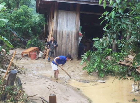 Nghệ An: Lũ quét, lốc xoáy làm 3 người tử vong, hàng trăm nhà dân bị tốc mái