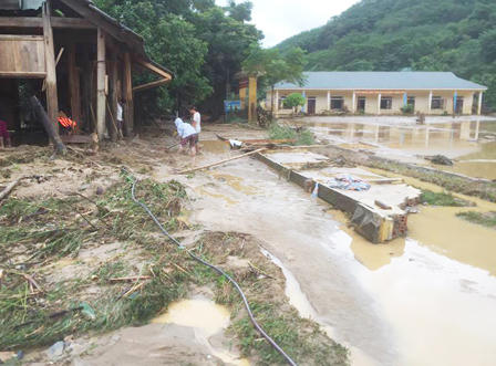 Nghệ An: Lũ quét, lốc xoáy làm 3 người tử vong, hàng trăm nhà dân bị tốc mái