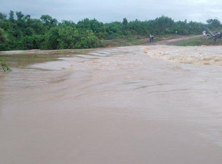 Nghệ An: Lũ quét, lốc xoáy làm 3 người tử vong, hàng trăm nhà dân bị tốc mái