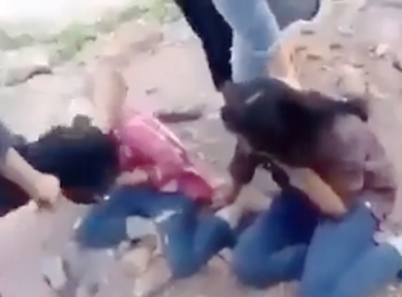 3 nữ sinh bị nhóm bạn đánh hội đồng