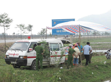 Phát hiện thi thể người đàn ông chết bên xe máy cạnh Quốc lộ 8b