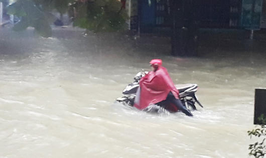 Sinh viên Vinh chạy lụt suốt đêm, hàng ăn sáng thất thu vì đường ngập