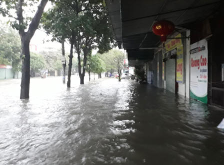 Sinh viên Vinh chạy lụt suốt đêm, hàng ăn sáng thất thu vì đường ngập