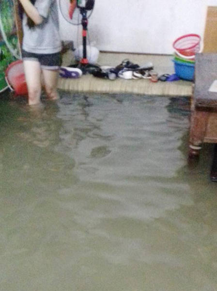 Sinh viên Vinh chạy lụt suốt đêm, hàng ăn sáng thất thu vì đường ngập