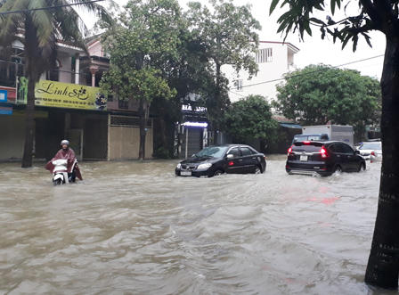 Sinh viên Vinh chạy lụt suốt đêm, hàng ăn sáng thất thu vì đường ngập