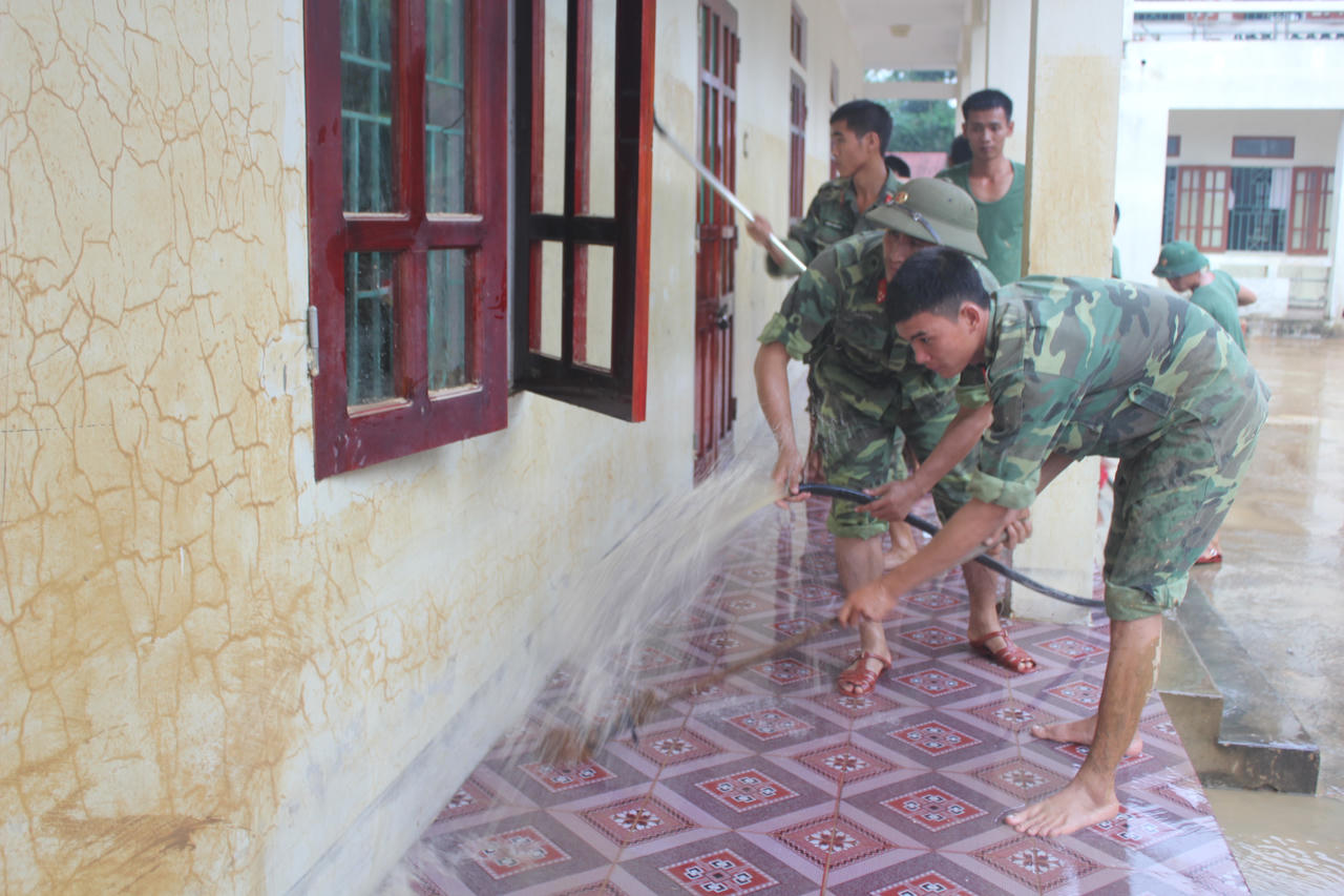 Sư đoàn 324, Quân khu 4 giúp người dân khắc phục hậu quả mưa lũ