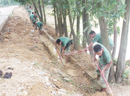 Sư đoàn 324, Quân khu 4 giúp người dân khắc phục hậu quả mưa lũ