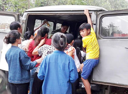 Sư đoàn 324 khám chữa bệnh, phát thuốc miễn phí cho người vùng lũ