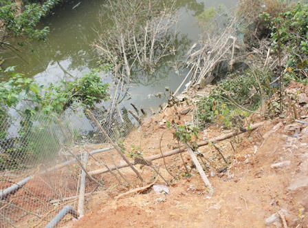 Hàng chục hộ dân sống bên miệng “hà bá”