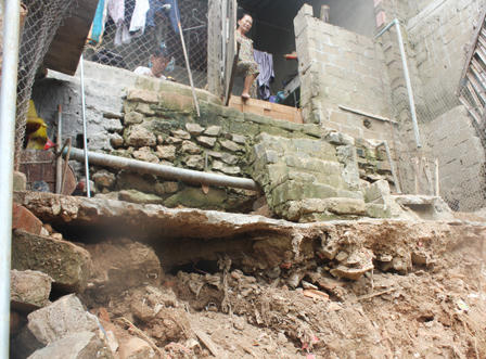 Hàng chục hộ dân sống bên miệng “hà bá”