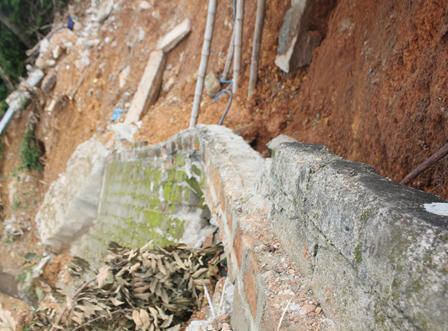 Hàng chục hộ dân sống bên miệng “hà bá”