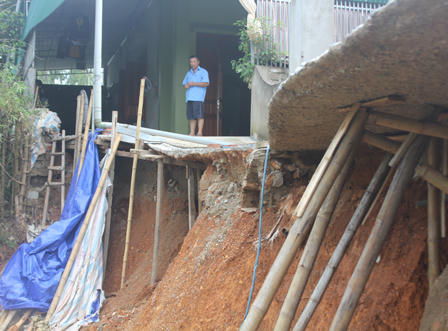 Hàng chục hộ dân sống bên miệng “hà bá”