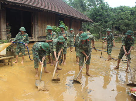 Sư đoàn 324 khen thưởng các tập thể, cá nhân giúp người dân bị bão lũ