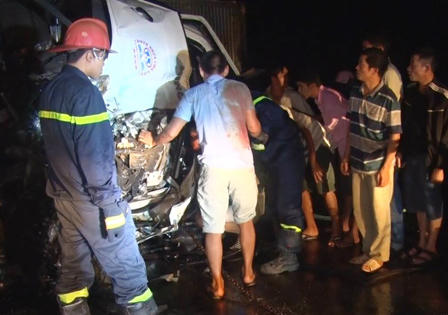 Xe tải tông xe đầu kéo bay xuống ruộng, 4 người trọng thương