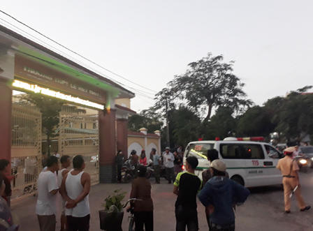 Cần trục tháp đè sập trường cấp 3, một học sinh tử vong