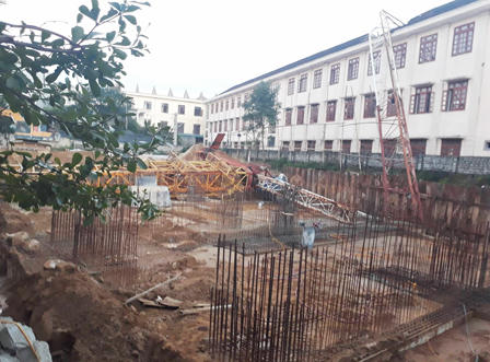 Cần trục tháp đè sập trường cấp 3, một học sinh tử vong