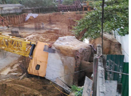 Cần trục tháp đè sập trường cấp 3, một học sinh tử vong