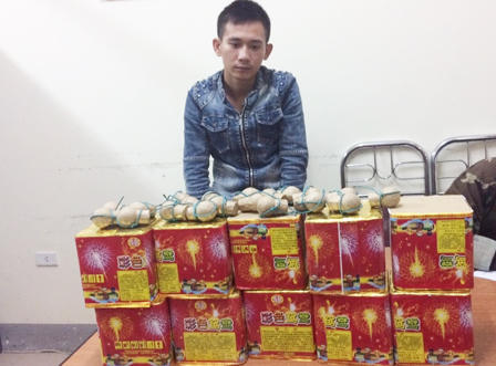 Bắt hai đối tượng vận chuyển pháo nổ 