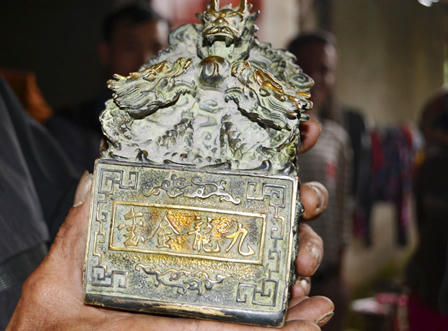 Xôn xao chuyện lão nông Nghệ An cuốc được 'khối kim loại quý' giữa đồng