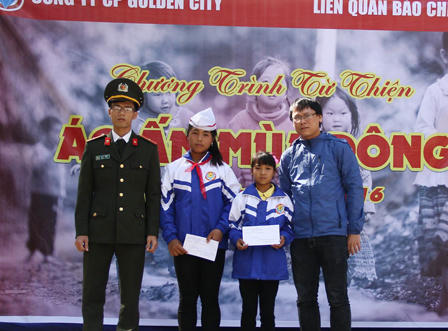 Hơn 1.000 suất quà trong chương trình 'Áo ấm mùa đông lần thứ 5'