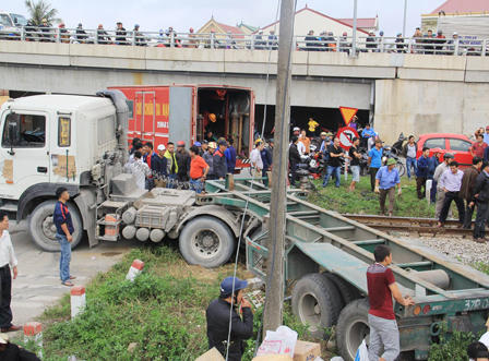 Xe container dừng trên đường ray bị tàu hỏa đâm văng