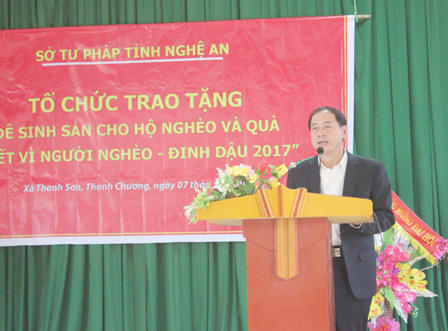 Tư pháp Nghệ An tặng quà tết cho hộ nghèo