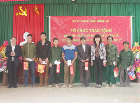 Tư pháp Nghệ An tặng quà tết cho hộ nghèo