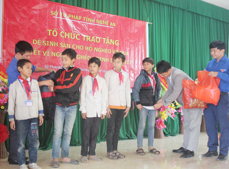 Tư pháp Nghệ An tặng quà tết cho hộ nghèo