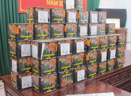 Bắt hai đối tượng chở 120kg pháo trên taxi đi tiêu thụ