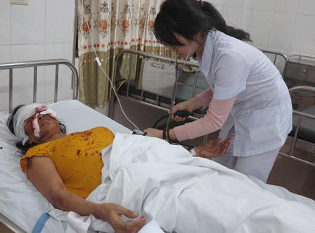 Xe khách chở 40 người về quê ăn Tết lật trên Quốc lộ