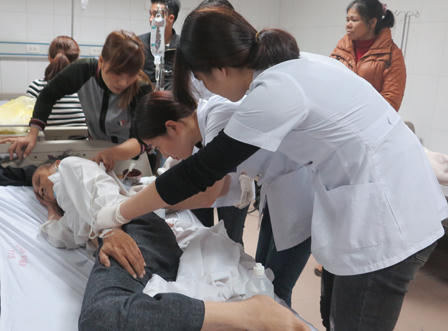 Xe khách chở 40 người về quê ăn Tết lật trên Quốc lộ