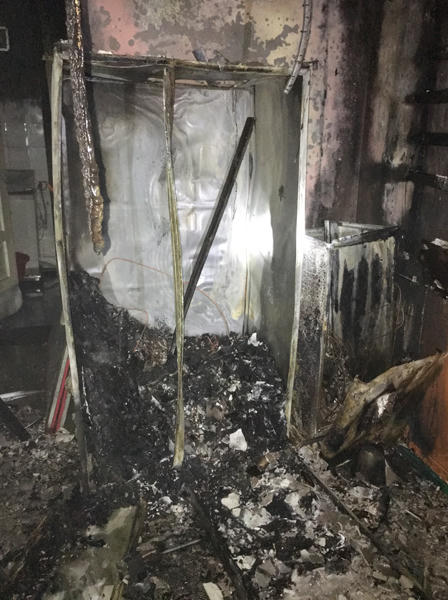 Nhà 3 tầng bùng cháy lúc rạng sáng, 6 người suýt chết