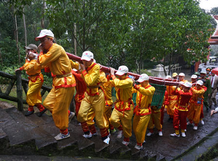 Nghệ An: Dâng cặp bánh chưng nặng 700kg lên thân mẫu Bác Hồ