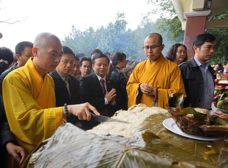 Nghệ An: Dâng cặp bánh chưng nặng 700kg lên thân mẫu Bác Hồ