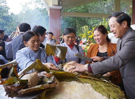 Nghệ An: Dâng cặp bánh chưng nặng 700kg lên thân mẫu Bác Hồ