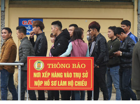 Dân xứ Nghệ ùn ùn làm hộ chiếu đi làm ăn