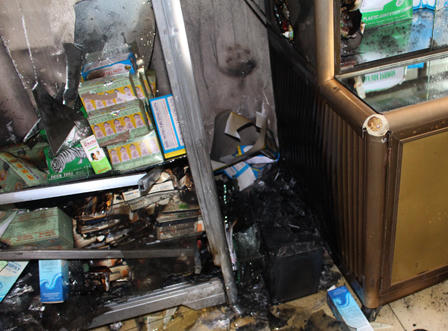 Nghệ An: Giải cứu 4 người mắc kẹt trong ngôi nhà hai tầng bốc cháy