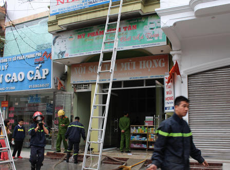 Nghệ An: Giải cứu 4 người mắc kẹt trong ngôi nhà hai tầng bốc cháy