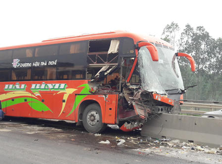 Xe giường nằm nuốt 10m dải phân cách hai người bị thương nặng